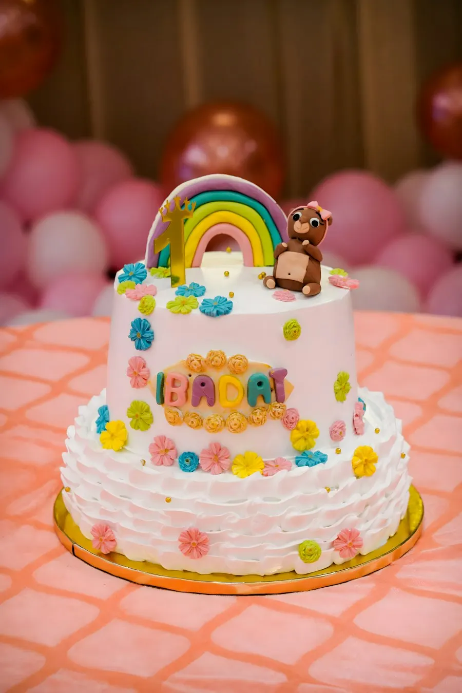 Tarta infantil con arcoíris y osito