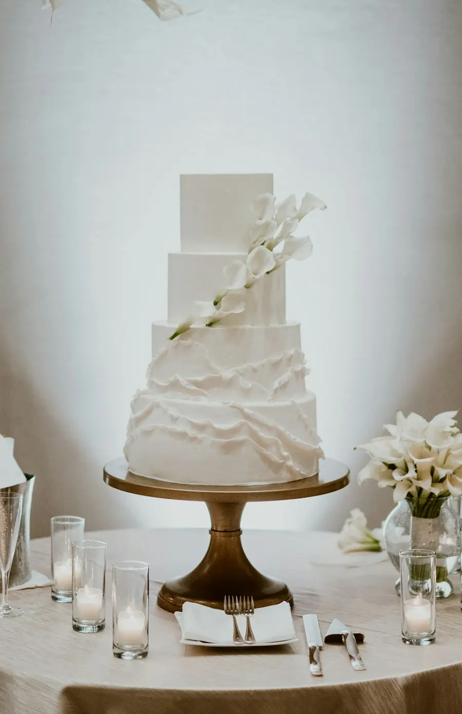 Tarta de boda blanca de cuatro pisos