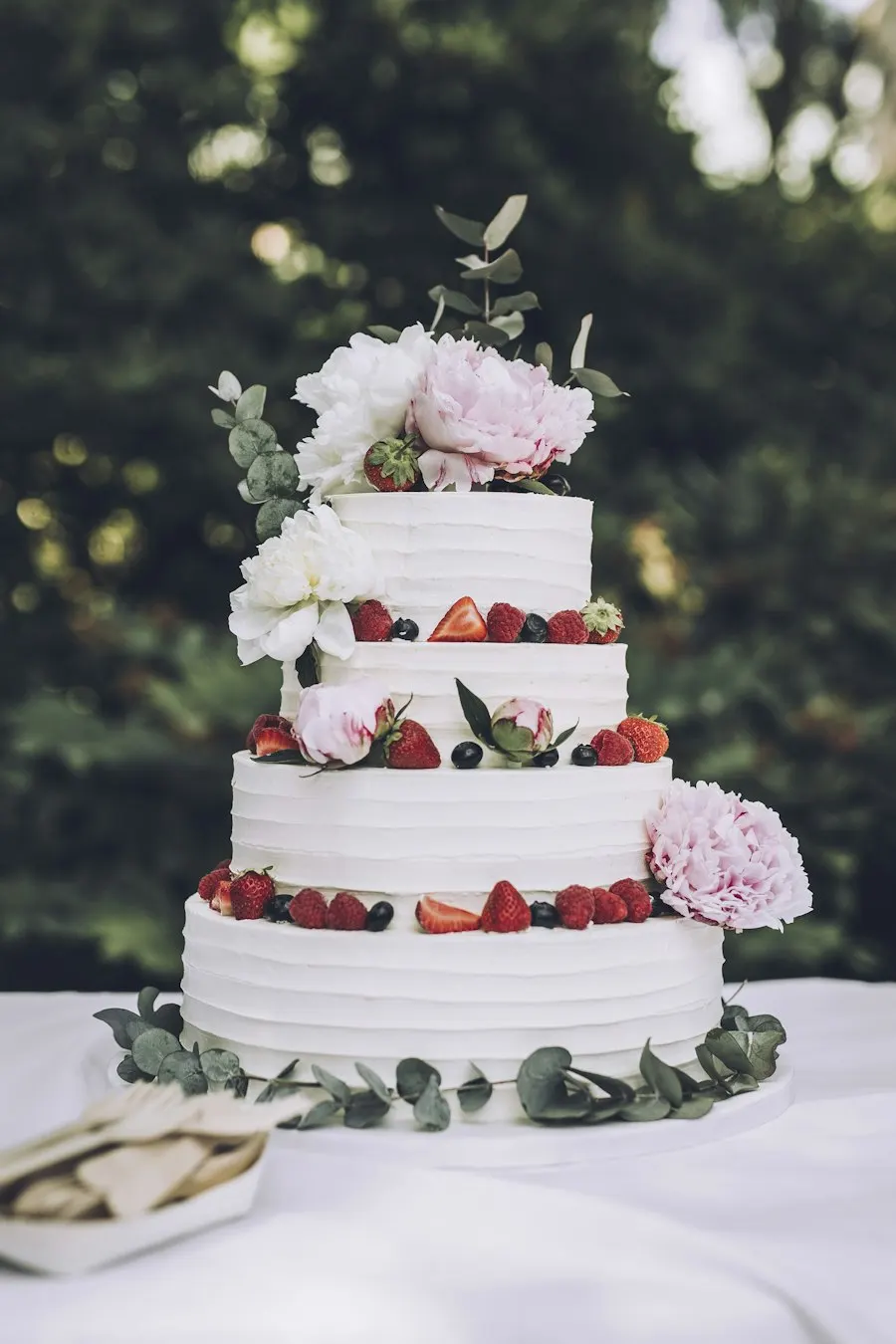 Tarta de boda con rosas y hojas