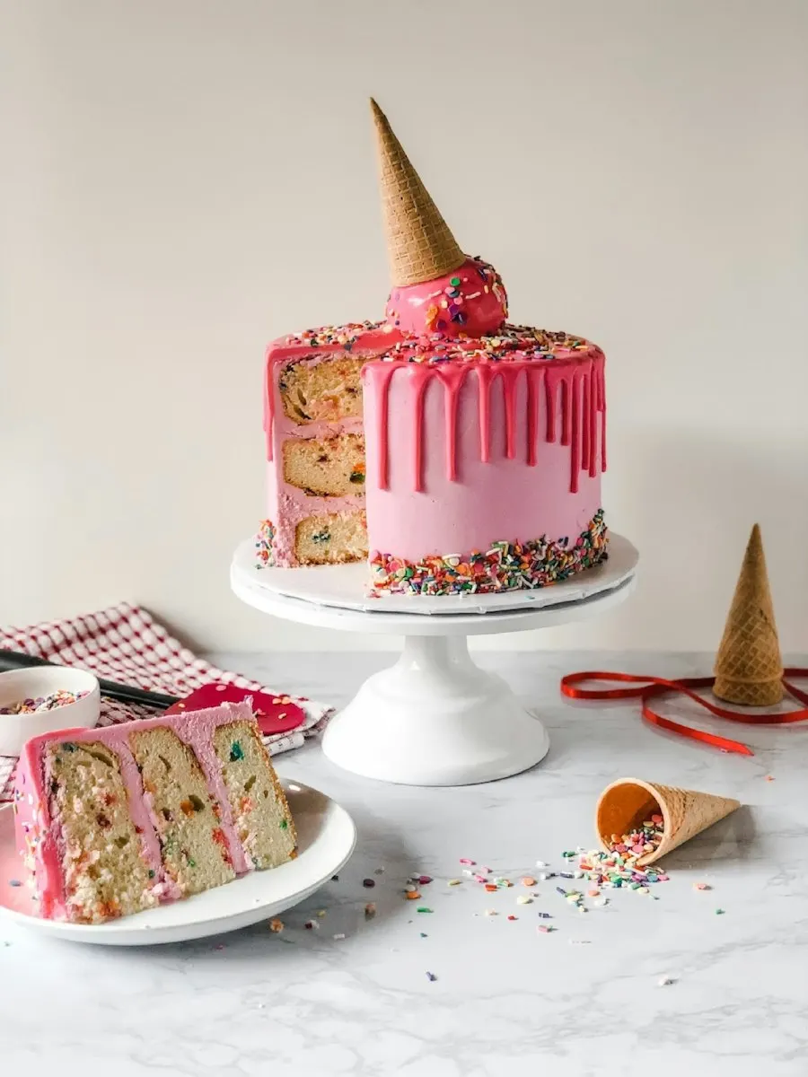 Tarta rosa con goteo y cucurucho