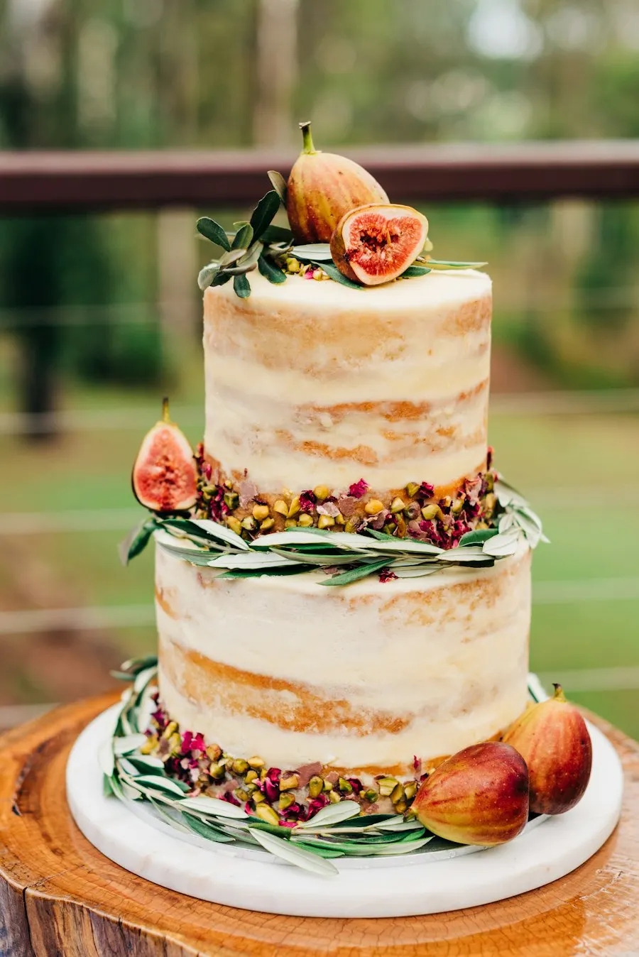 Tarta desnuda con higos y flores