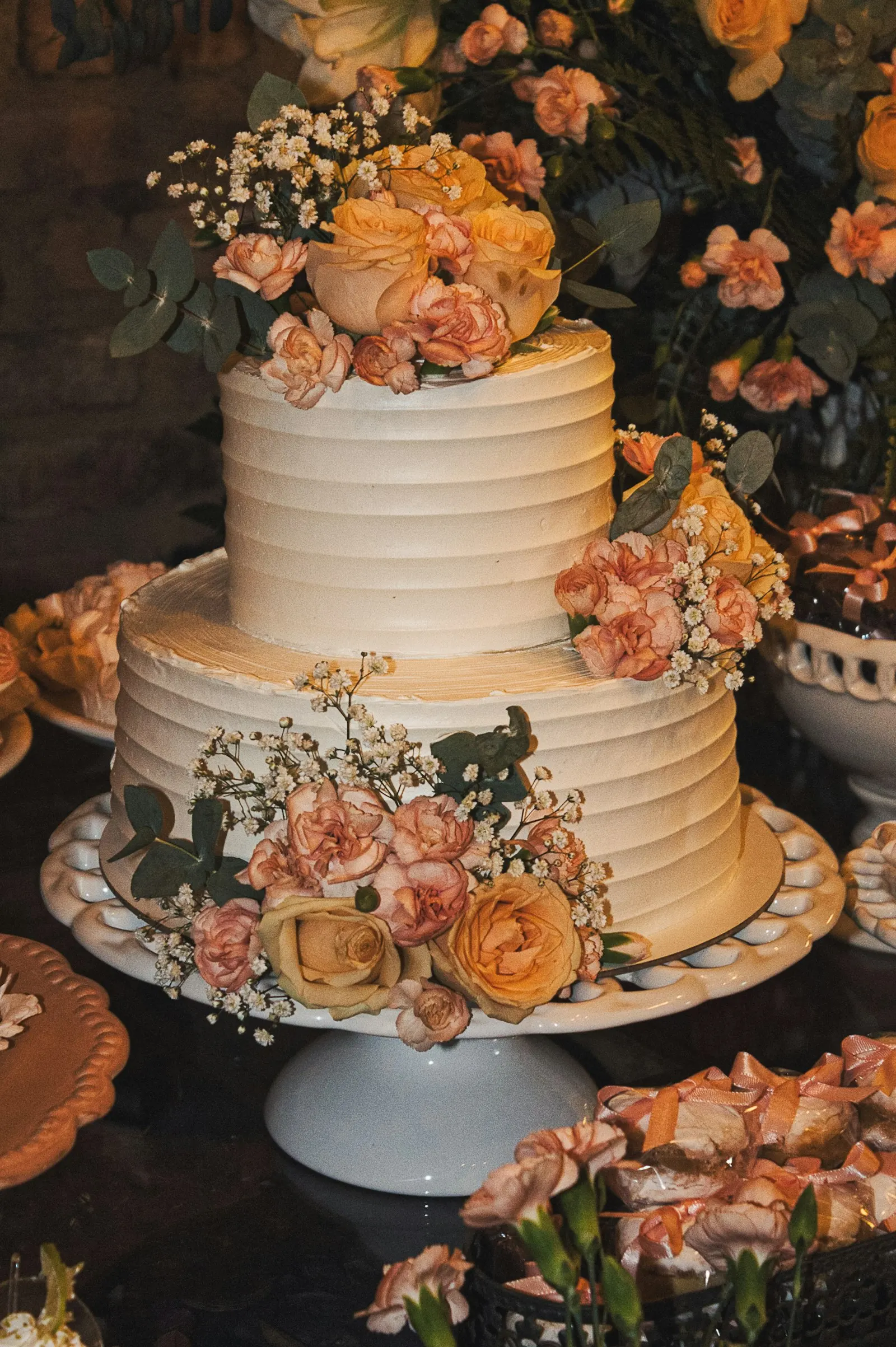 Tarta de dos pisos con flores naranjas