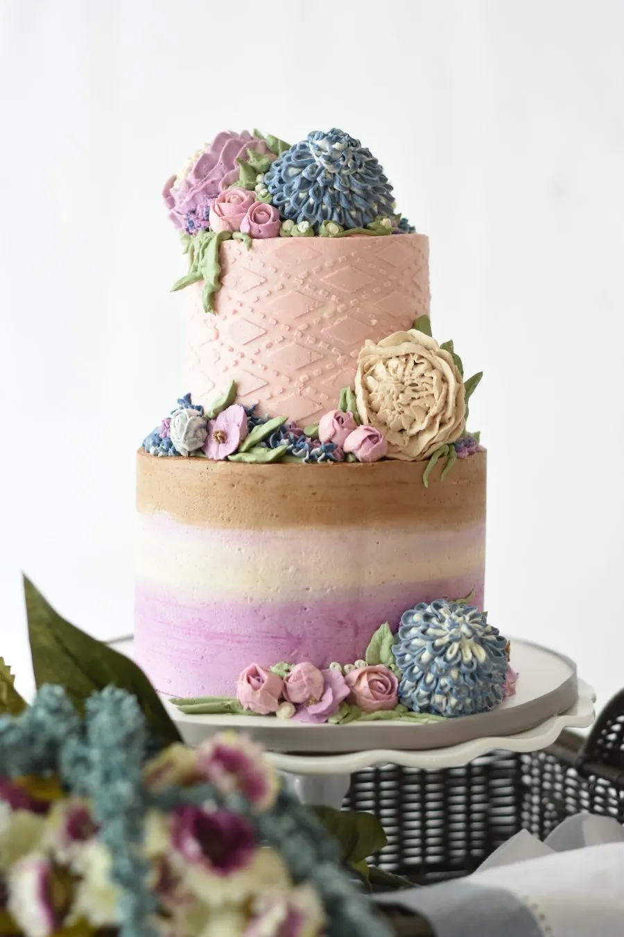 Tarta de dos pisos con flores de crema