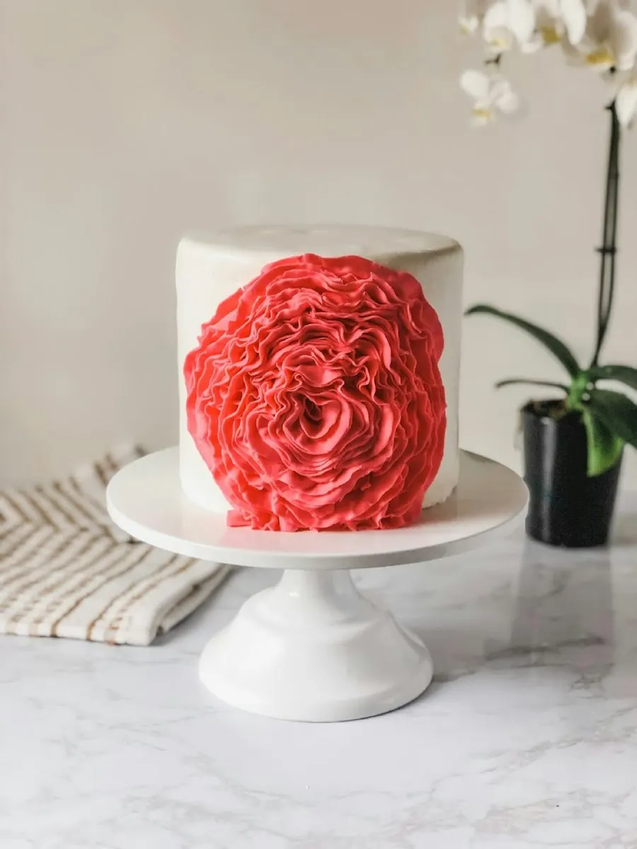Tarta con una gran rosa roja de crema