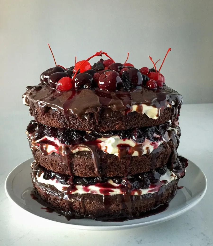Tarta de chocolate con cerezas